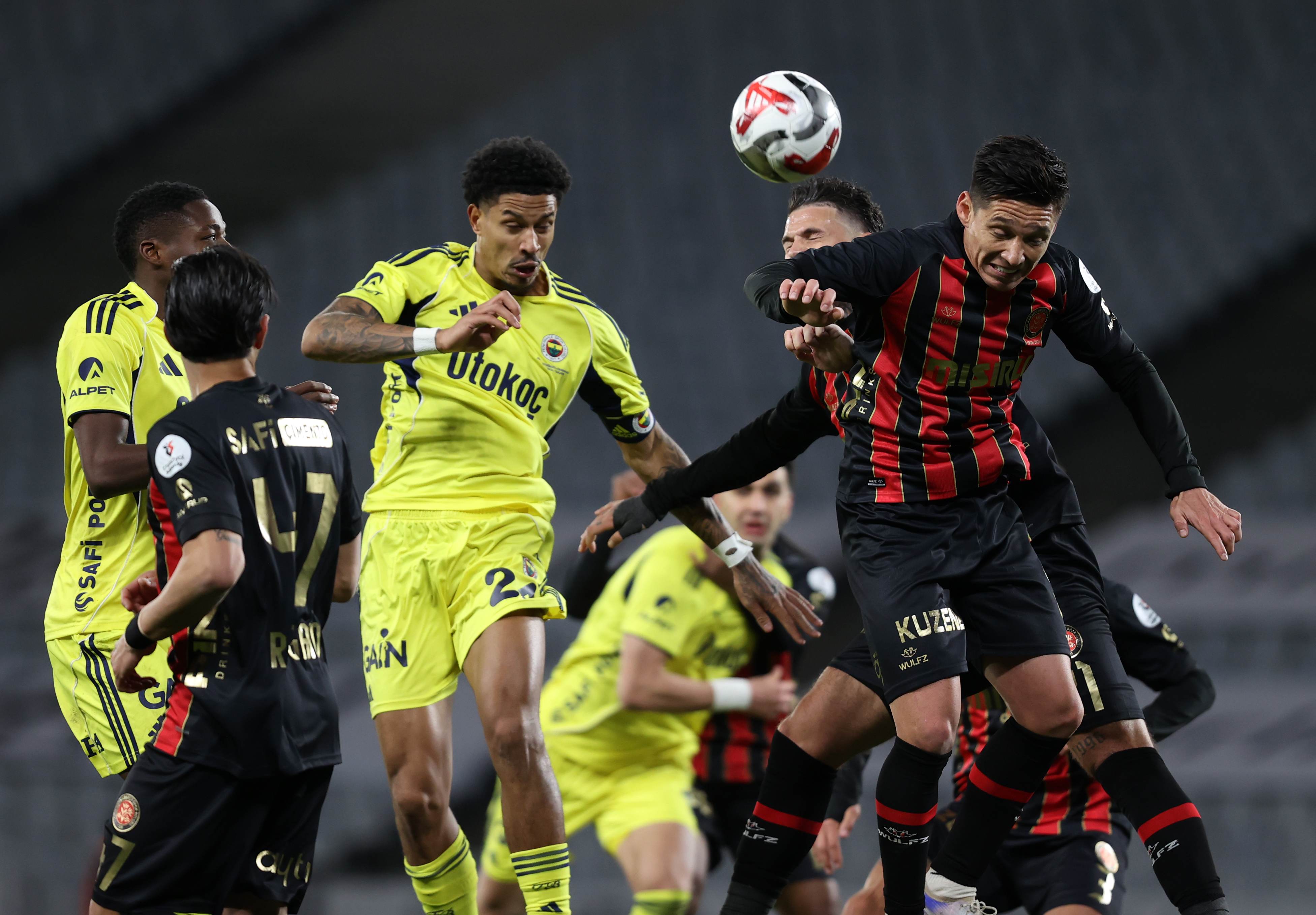 Tedesco'ya üç soru! | Uğur Meleke Artık Domenico Tedesco’nun şu sorulara net yanıtlar vermesi gerek. Meselenin sadece sakatlıklarla ilgili olduğunu söylemek yeterli değil bence. 1-) Fred’in Asensio’nun muadili olmadığı kesin. Forest maçında Asensio’nun rolünü mükemmel oynayan Oğuz dün neden başlamadı? 2-) Trabzon’da geriye düşüldü. Kasımpaşa maçı 90’da 0-0’dı. Antalya’ya karşı 2-0, Samsun’a 2-1, Karagümrük önünde yine 2-0 geriye düşüldü. Fenerbahçe maçlara neden temposuz başlıyor? Neden hep ilk yarıları çöpe atıyor? 3-) Trabzonlu Onuachu, Fenerbahçe’ye karşı bir orta sonucu gol buluyor. Antalyalı Van de Streek de öyle. Samsunsporlu Marius, iki ortada iki sayı yazıyor tabelaya. Dün Karagümrük de iki korner sonucu buluyor golleri. Fenerbahçe neden kenar ortalarından ligin en fazla gol yiyen takımı? (HÜRRİYET)