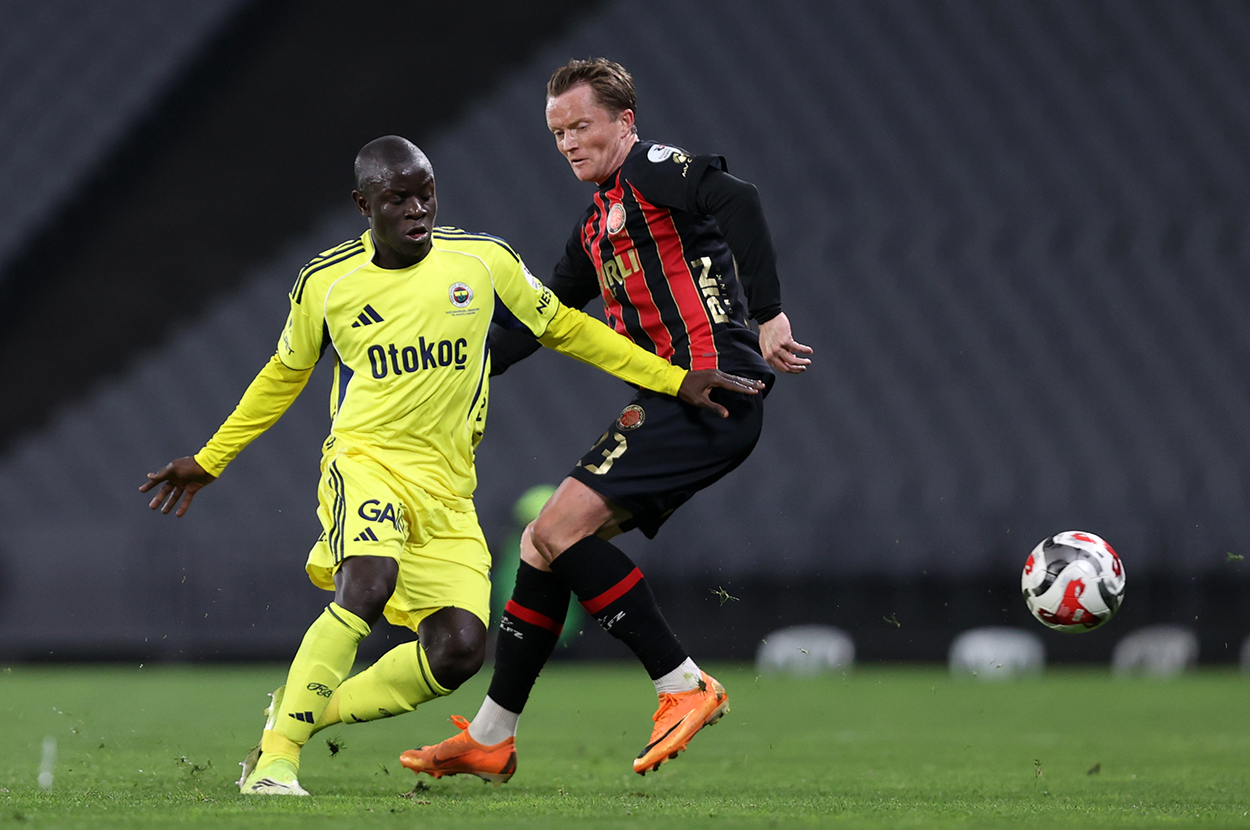 18. dakikada Larsson'un Fenerbahçe ceza sahasında yerde kaldığı pozisyonda devam kararı doğru mu? Bülent Yıldırım: Larsson, rakibini ekarte ettikten sonra tam vuruş pozisyonunu aldığında Yiğit Efe kendisine temaslı bir ihlalde bulunacak. Larsson'u açık ve bariz bir tutma var mı? Bence evet. Bunu ben kanıtlayabiliyor muyum fotoğrafla ve aksiyonu vererek? Evet. Vuruş kalitesini bozan etkiyi ortaya koyan bariz bir tutma eylemi var mı? Var. Bu haliyle hakem bunu kaçırmış olabilir, video hakemin müdahale etmesi ve ona bunu bir kez daha izletme şansı vardı. Pozisyon tartışmasız penaltı ve çifte ceza olmaz diye bir şey yok. Çünkü top için müdahale etmezken yukarıdan çekiyor. İhlal anında net bir bariz gol şansı. Penaltıya ilaveten kırmızı kart gerekirdi ve VAR müdahalesi gerekirdi fikrindeyim. Bahattin Duran: Çok net bir çekme var. Bunun cezası penaltı olmalıydı. Çok net de bir bariz gol şansı bu. Çünkü çekme eylemi olmasa bir iki adım daha atacak, kaleciyle direkt olarak karşı karşıya. Penaltıyla birlikte, Yiğit Efe'nin kırmızı kart görmesi gerekiyor. Deniz Çoban: Çektiği için dengesiz bir vuruş oluyor. Benim açımdan da o kadar net ki... Penaltı, kırmızı kart. Çünkü top için bir müdahalesi yok, formadan çekerek yapıyor bu hareketi.