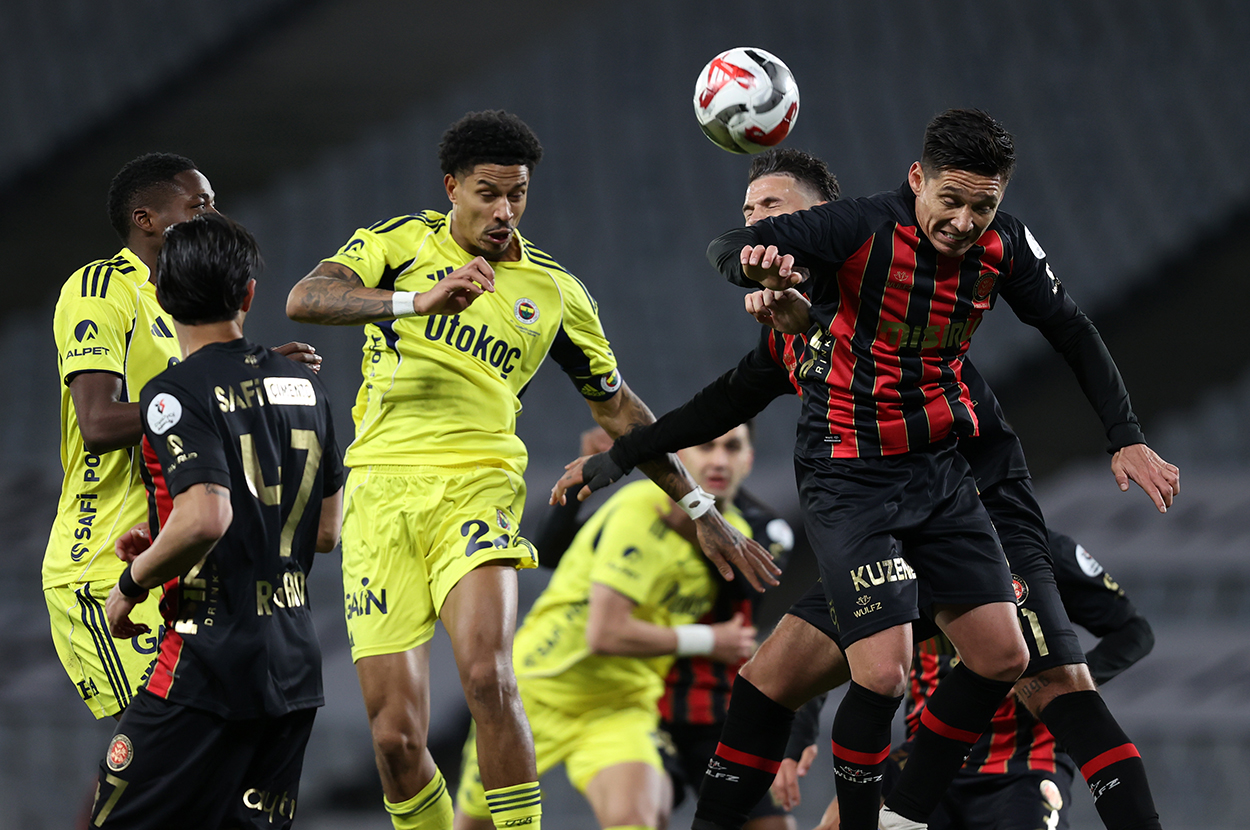 40. dakikada Karagümrük ceza sahasında Barış Kalaycı'nın elle oynaması var mı? Bahattin Duran: Bence pozisyon penaltı ama bunu görüntüye dayanarak söyleyemiyorum. Ben eline temas edip geçtiğini düşünüyorum. Burada önemli olan bizim için hisler değil, bunu ispat edebilmek. Topun ele çok hafif temas ederek az da olsa kırıldığını görüyorum ama ben bunu görüntülerle ispat edemiyorum. Görüntülerle ispat edemediğim bir şey için de hakemin kararına saygı duymak zorundayım. Bülent Yıldırım: İnsan gözü elbette iki boyutlu kameradan daha net görür. Hakemin önü açık. Hissiyatım bir şey olduğu yönünde. Ancak iki boyutlu tüm kamera açılarından baktığım vakit bunu ispat edemiyorum. Dolayısıyla hakemin kararına saygı duymak durumundayım. Deniz Çoban: Ben bu açılardan bir şey söyleyemem. Haksızlık olur hakeme. Bence devam kararı doğru.