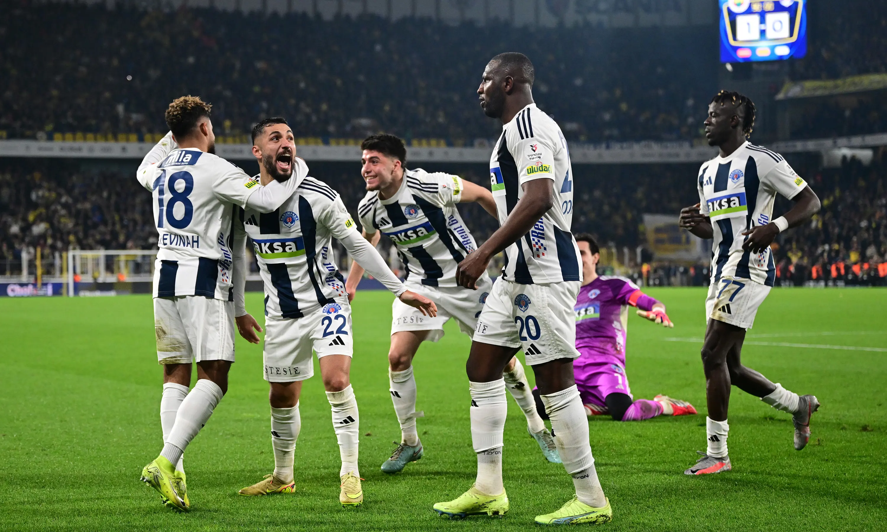 Fenerbahçe'den puan alan Kasımpaşa tarihinde bir ilki yaşadı