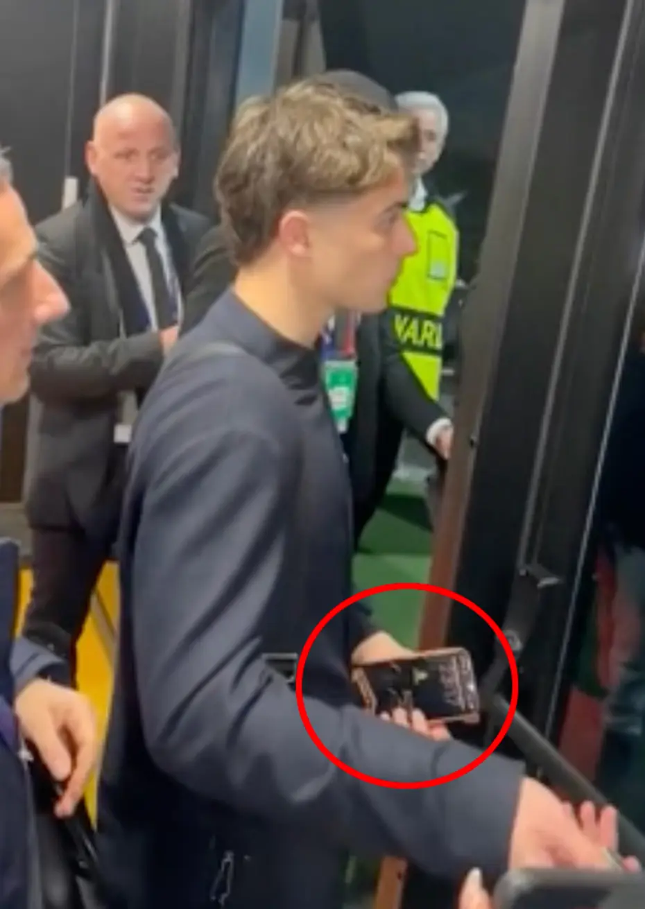 Kenan Yıldız'ın telefonundaki detayı kamera yakaladı: Galatasaray maçı sonrası gündem olan görüntü - 2