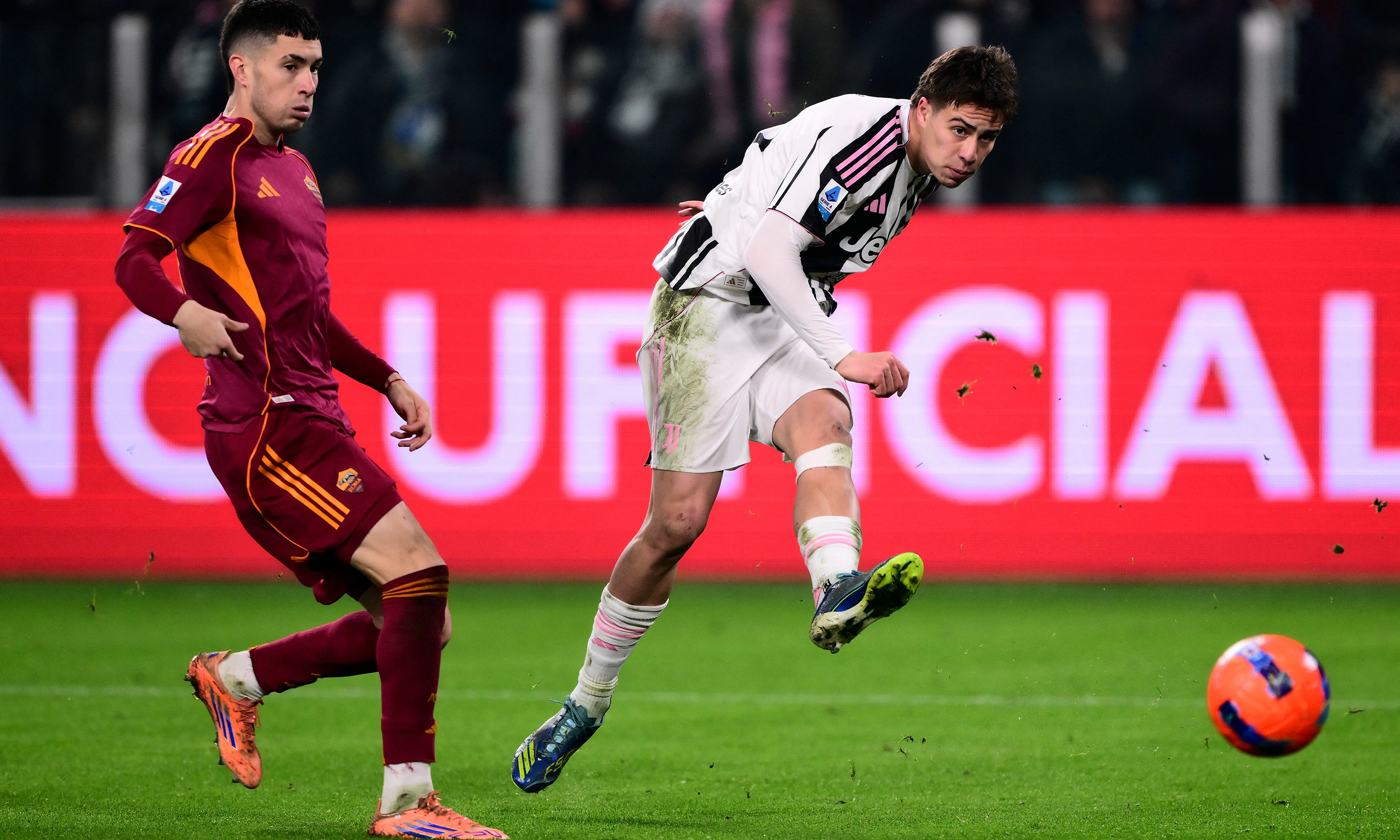 Kenan Yıldız, Zeki Çelik'i üzdü: Juventus zirveyle farkı kapatıyor