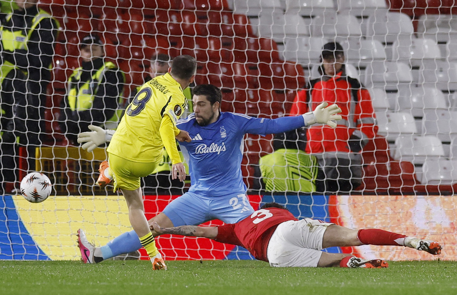 Dzeko veya Valencia olsa 45'te tur gelebilirdi | Uğur Meleke 3-5-2 oynayan, sağda Oğuz-Nene ile süper bir asimetri yakalayan Fenerbahçe ilk 45 dakikanın tamamını domine etti. Kerem bir, Cherif iki net pozisyon kaçırdılar. Eğer dün ilk yarıda sahada bırakın üst seviye bir santrforu, bu yaşlarında Dzeko olsa, Valencia olsa, tur biletini 45 dakikada koyabilirdi Fenerbahçe cebe belki de. Fenerbahçe 45’te 4 farkla gidebileceği soyunma odasına 1-0’la gidince, ikinci yarıda kadro darlığının bedelini ödedi maalesef. Vitor Pereira bir anda dört yıldızını birden soktu oyuna. İlk devrede ayakları birbirine dolanan takımının enerjisini tümüyle değiştirdi. Tedesco ise şaşkın Cherif’i oyundan alıp 2009’lu Alaettin’i sokabildi oyuna! Kulübeler arasında böyle bir fark olunca ikinci devreden farklı bir sonuç beklemek imkansızdı zaten. (HÜRRİYET)