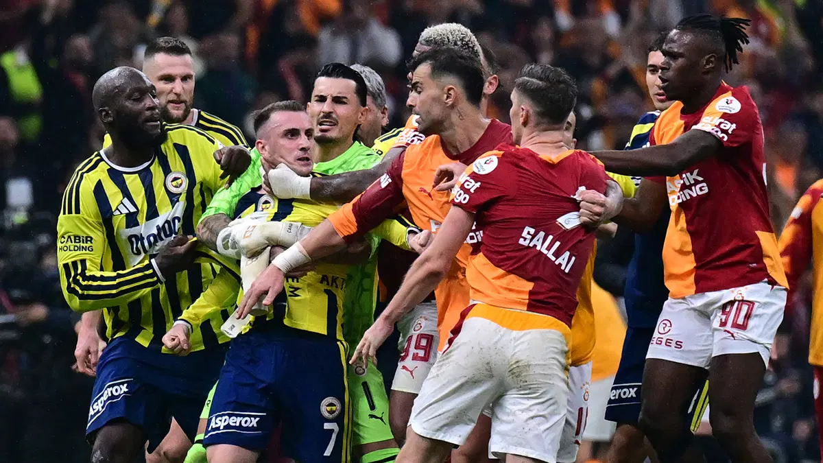 Derbi bitti, Kerem Aktürkoğlu ve Sallai'yle başlayan olaylar tırmandı! Polisler sahaya girdi