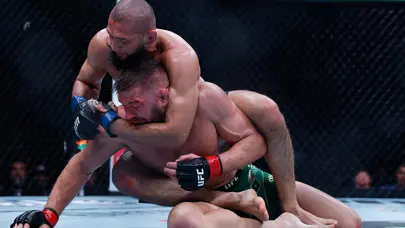 UFC'de orta sıkletin yeni kralı Khamzat Chimaev: Dricus Du Plessis'e kafesi dar etti