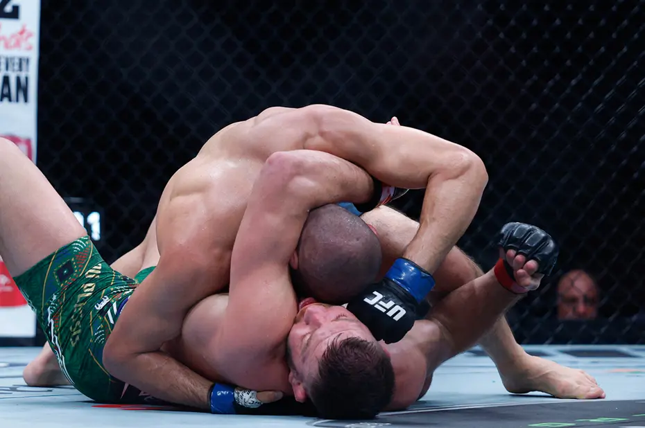 UFC'de orta sıkletin yeni kralı Khamzat Chimaev: Dricus Du Plessis'e kafesi dar etti - 7