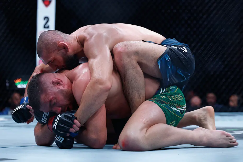 UFC'de orta sıkletin yeni kralı Khamzat Chimaev: Dricus Du Plessis'e kafesi dar etti - 4