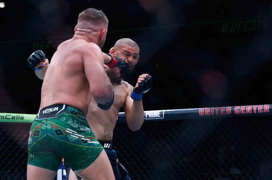 UFC'de orta sıkletin yeni kralı Khamzat Chimaev: Dricus Du Plessis'e kafesi dar etti - 2
