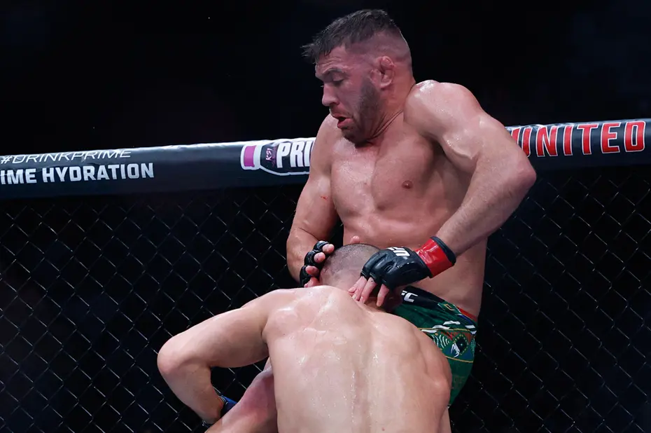 UFC'de orta sıkletin yeni kralı Khamzat Chimaev: Dricus Du Plessis'e kafesi dar etti - 19