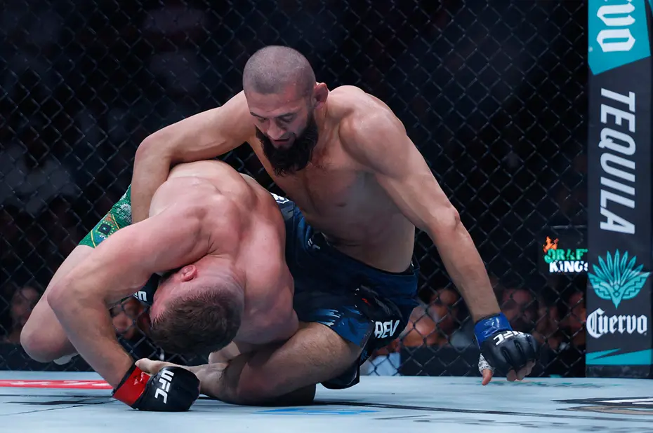 UFC'de orta sıkletin yeni kralı Khamzat Chimaev: Dricus Du Plessis'e kafesi dar etti - 18