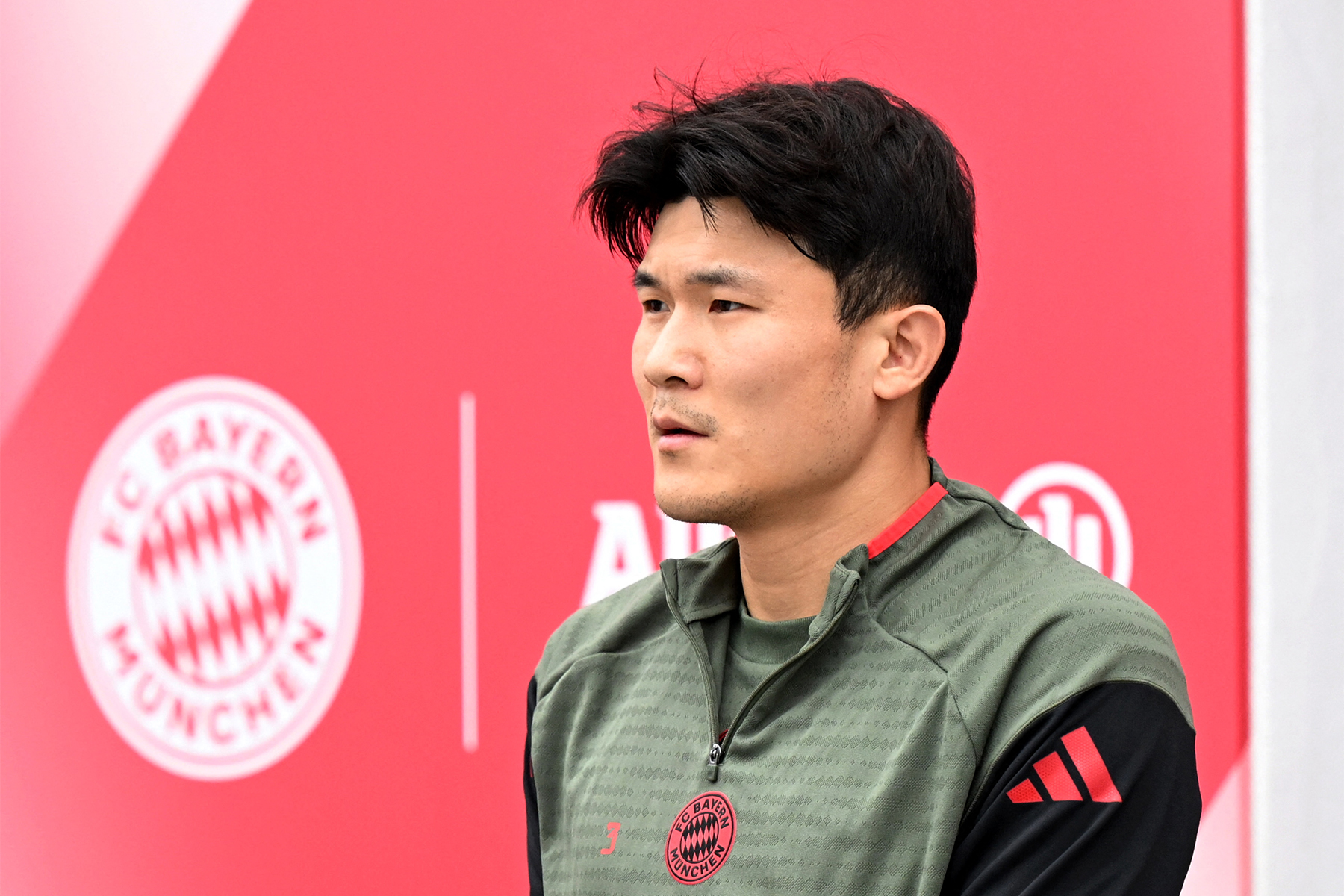 Kim Min-jae cephesi ise tavrını net bir şekilde ortaya koymuş durumda: 29 yaşındaki savunmacı, 2028 yılına kadar süren kontratını Münih’te tamamlamayı ve kendini kanıtlamaya devam etmeyi arzuluyor.