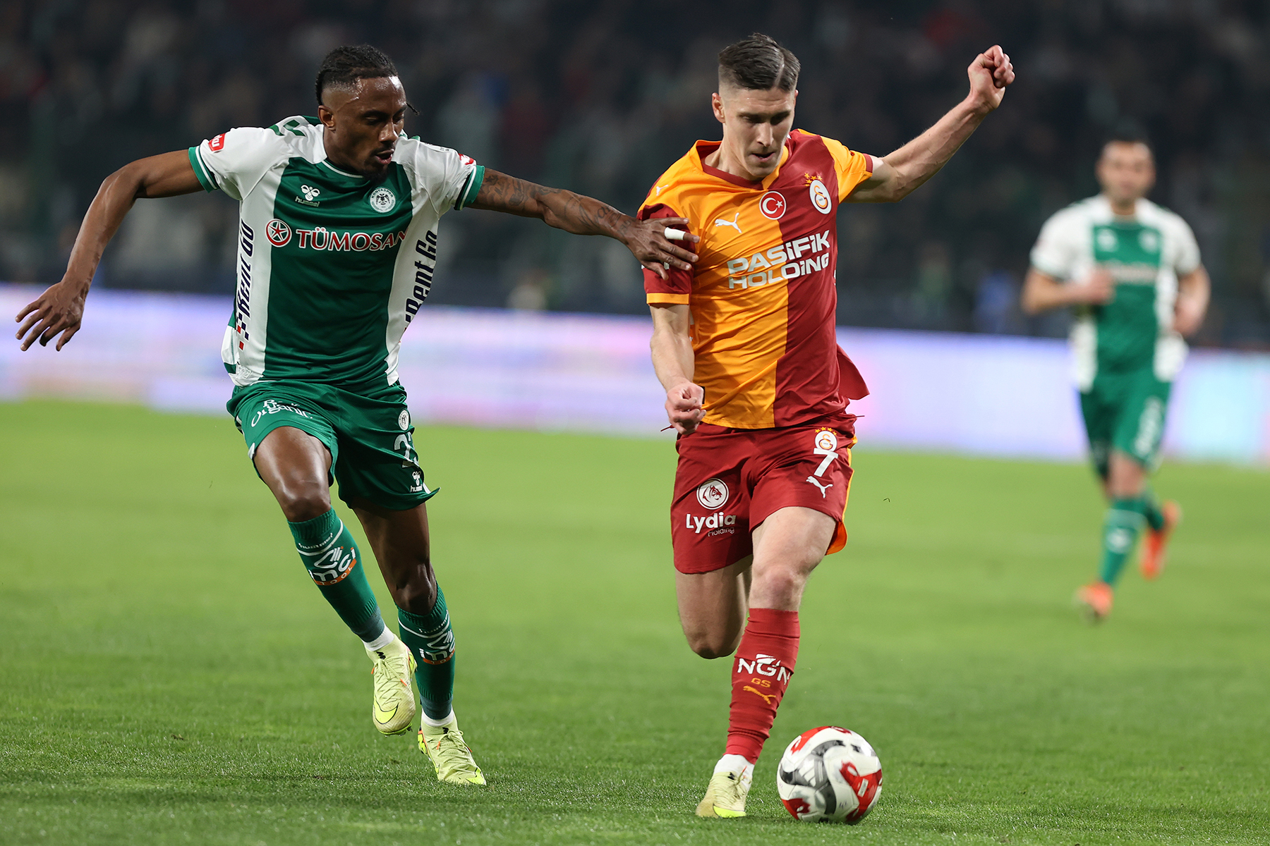Trendyol Süper Lig'in 23. hafta mücadelesinde Galatasaray deplasmanda Konyaspor'la karşı karşıya geldi. Sarı-kırmızılı ekip, rakibine 2-0 mağlup olurken haftayı puansız tamamladı. Ev sahibi ekibin gollerinde ağları Adil Demirbağ ve Blaz Kramer havalandırdı.