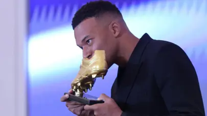 Rüyası gerçek oldu: Kylian Mbappe "Avrupa Altın Ayakkabı" ödülünü aldı