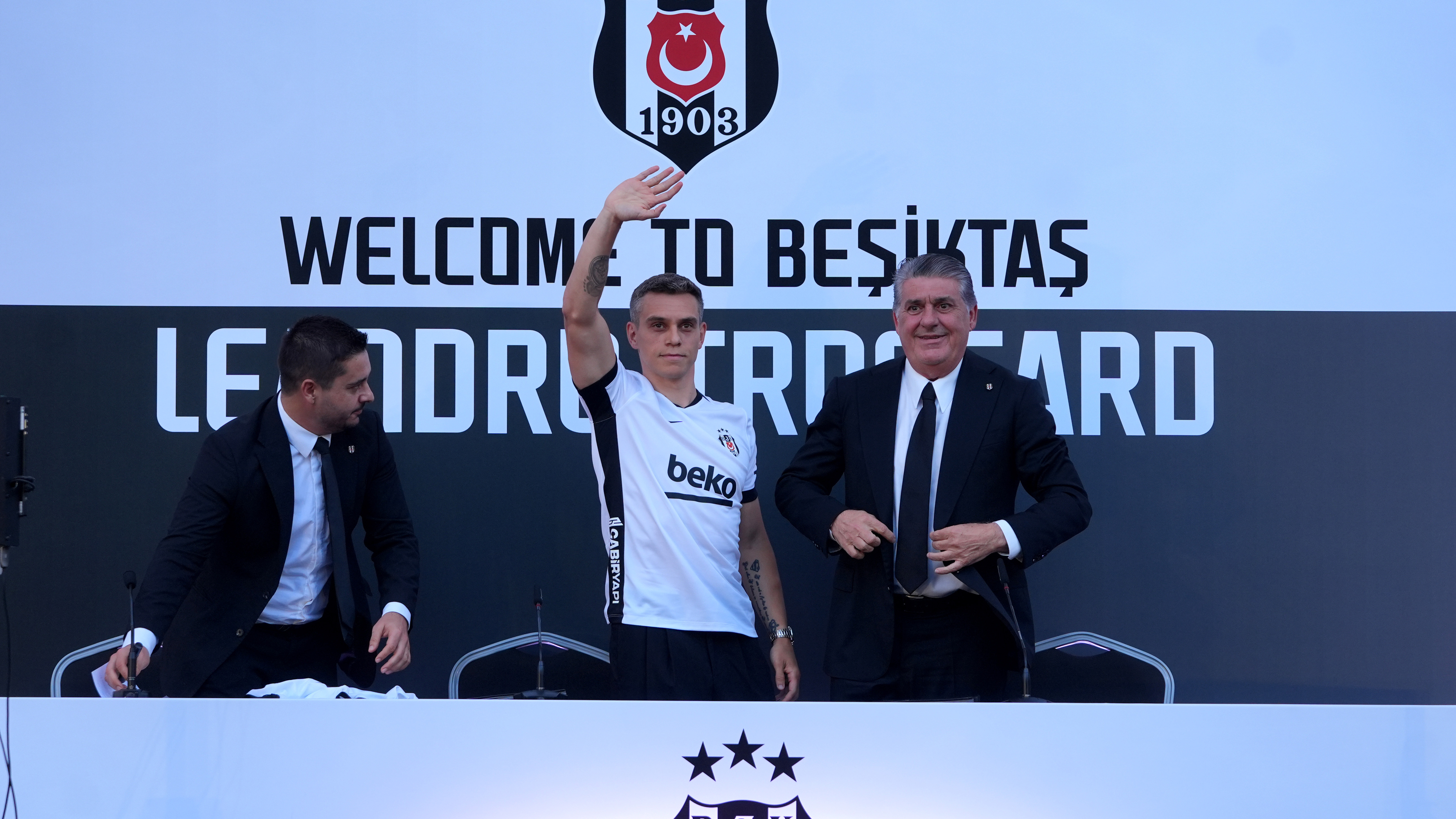 Beşiktaş, Leandro Trossard için imza töreni düzenledi