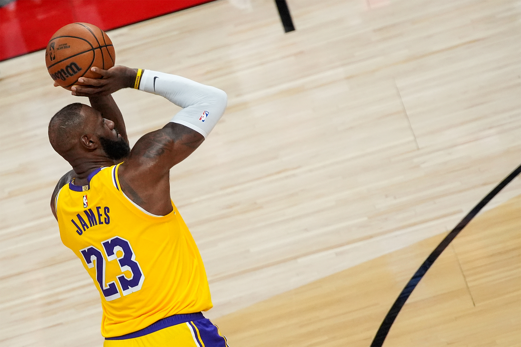LeBron James'in tarihi serisi sona erdi: Lakers son saniye basketiyle kazandı