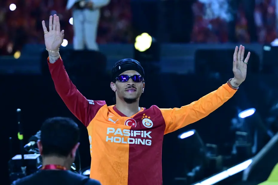 Şampiyon Galatasaray kupasına kavuştu: Dakika dakika şampiyonluk kutlaması - 32 Şampiyon Galatasaray kupasına kavuştu: Dakika dakika şampiyonluk kutlaması - 32