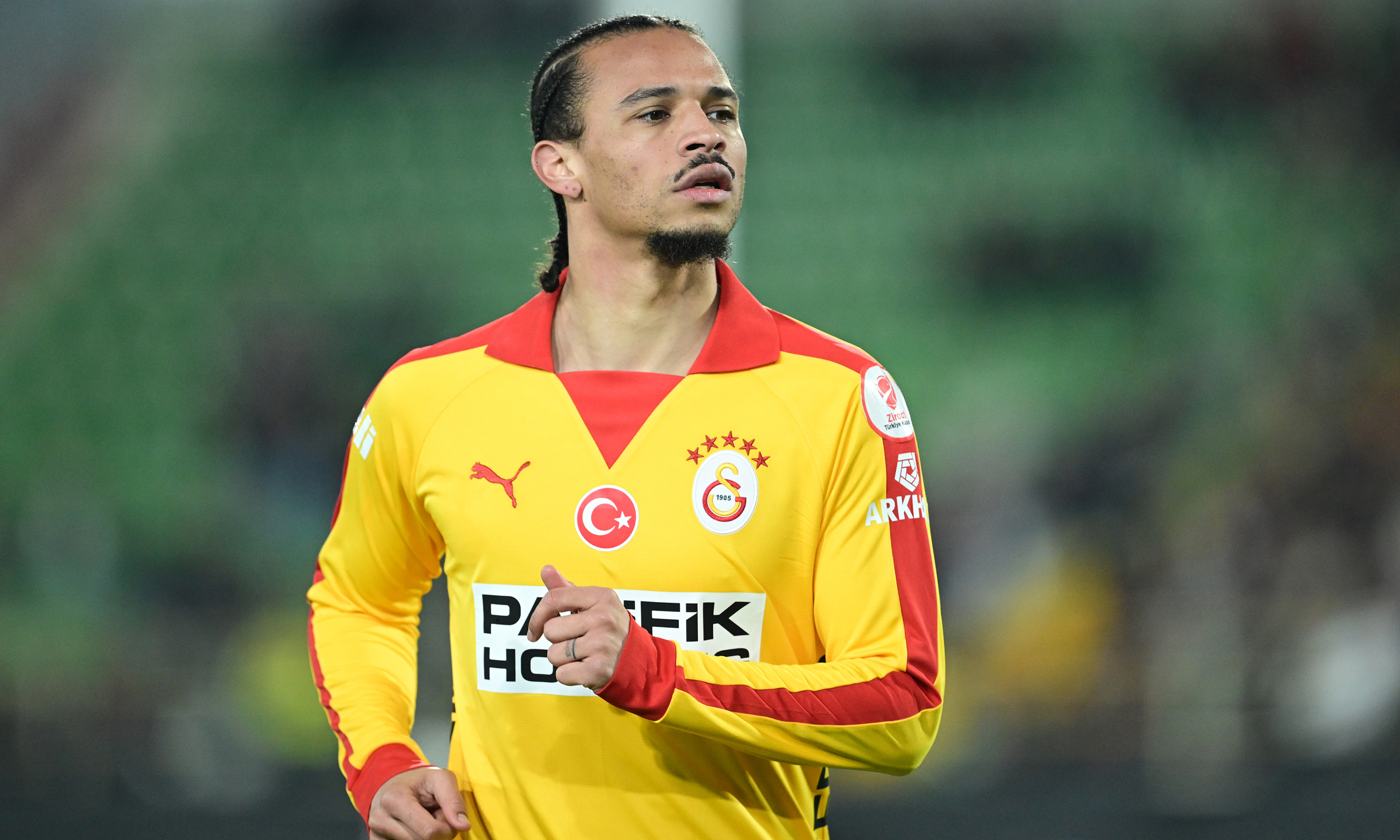 Bu sezon Galatasaray formasını 34 kez terleten Alman yıldız, 6 gol - 8 asistlik katkı sağladı. Sane, son oynanan Beşiktaş derbisinde ise kırmızı kart gördü.