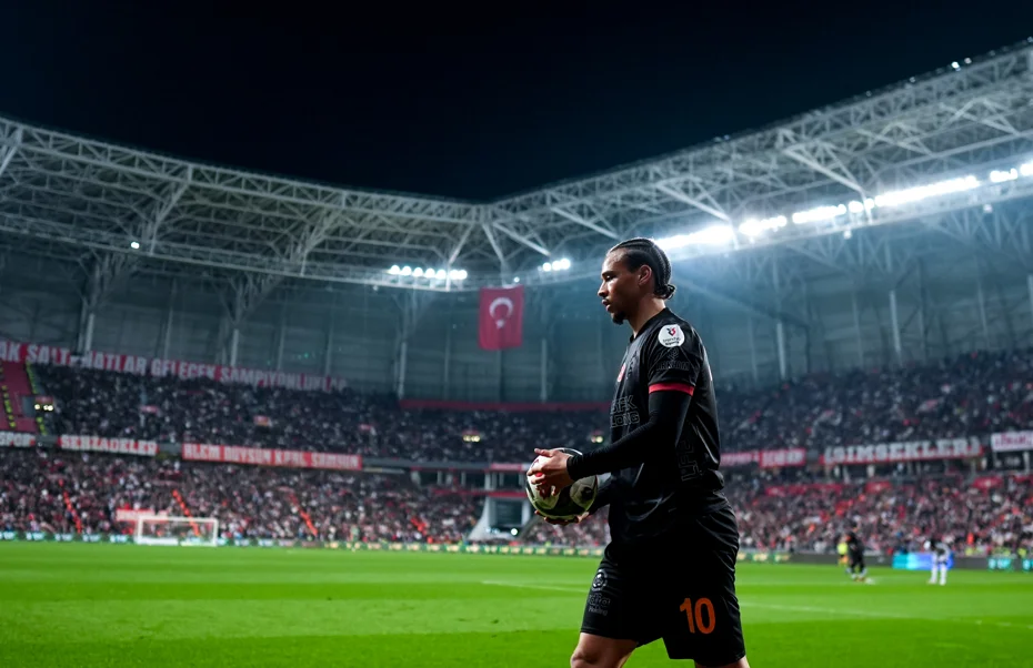 Sane'den Okan Buruk'a flaş hareket: Gözlerine inanamadı - 1 Sane'den Okan Buruk'a flaş hareket: Gözlerine inanamadı - 1