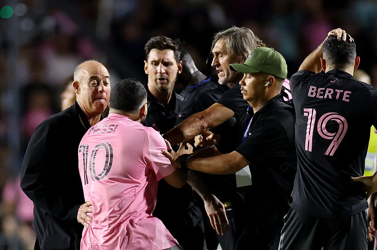 Sahaya giren taraftar, Lionel Messi'ye hayatının şokunu yaşattı!