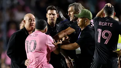 Sahaya giren taraftar, Lionel Messi'ye hayatının şokunu yaşattı!