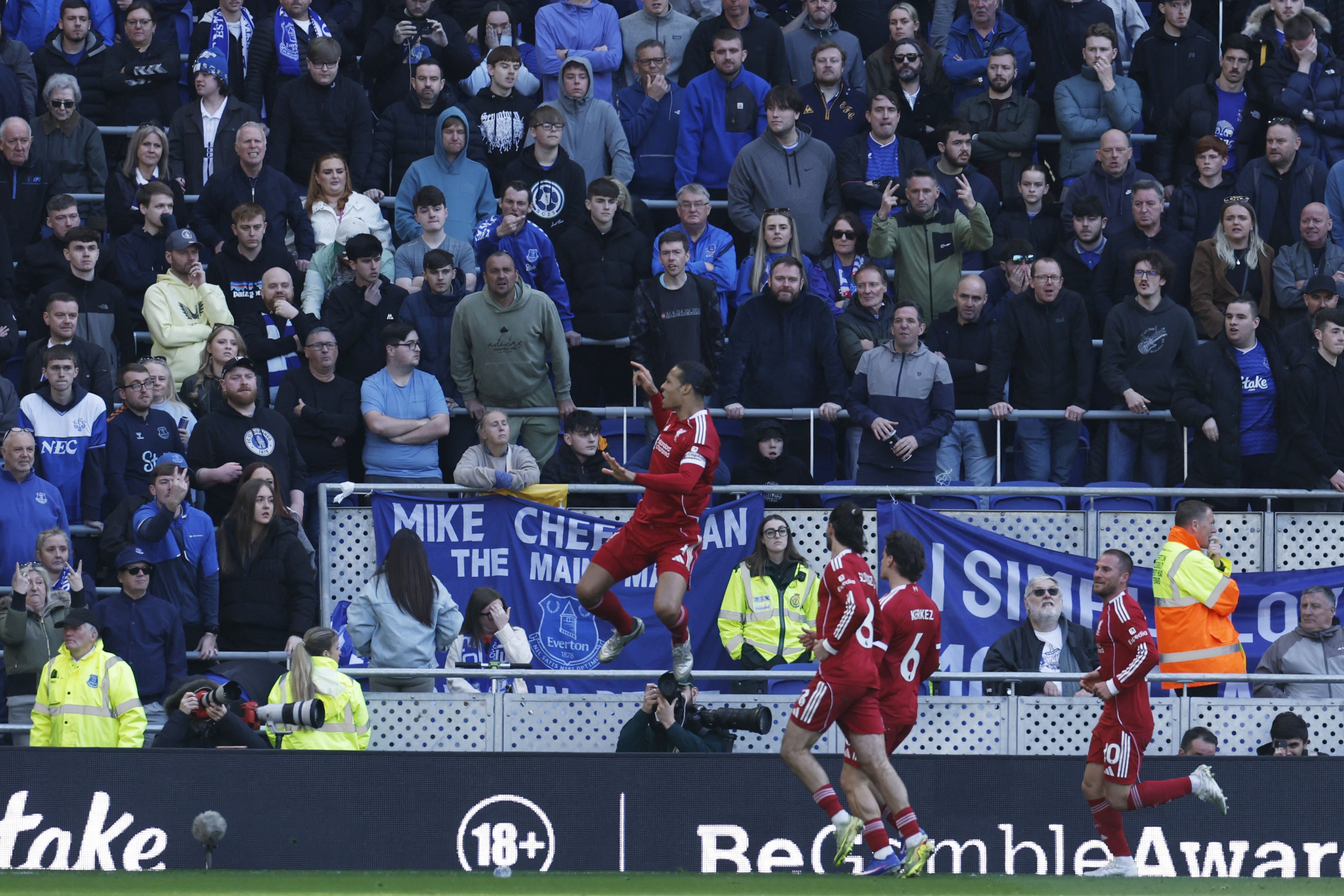 Liverpool derbide Everton'ı Van Dijk ile yıktı