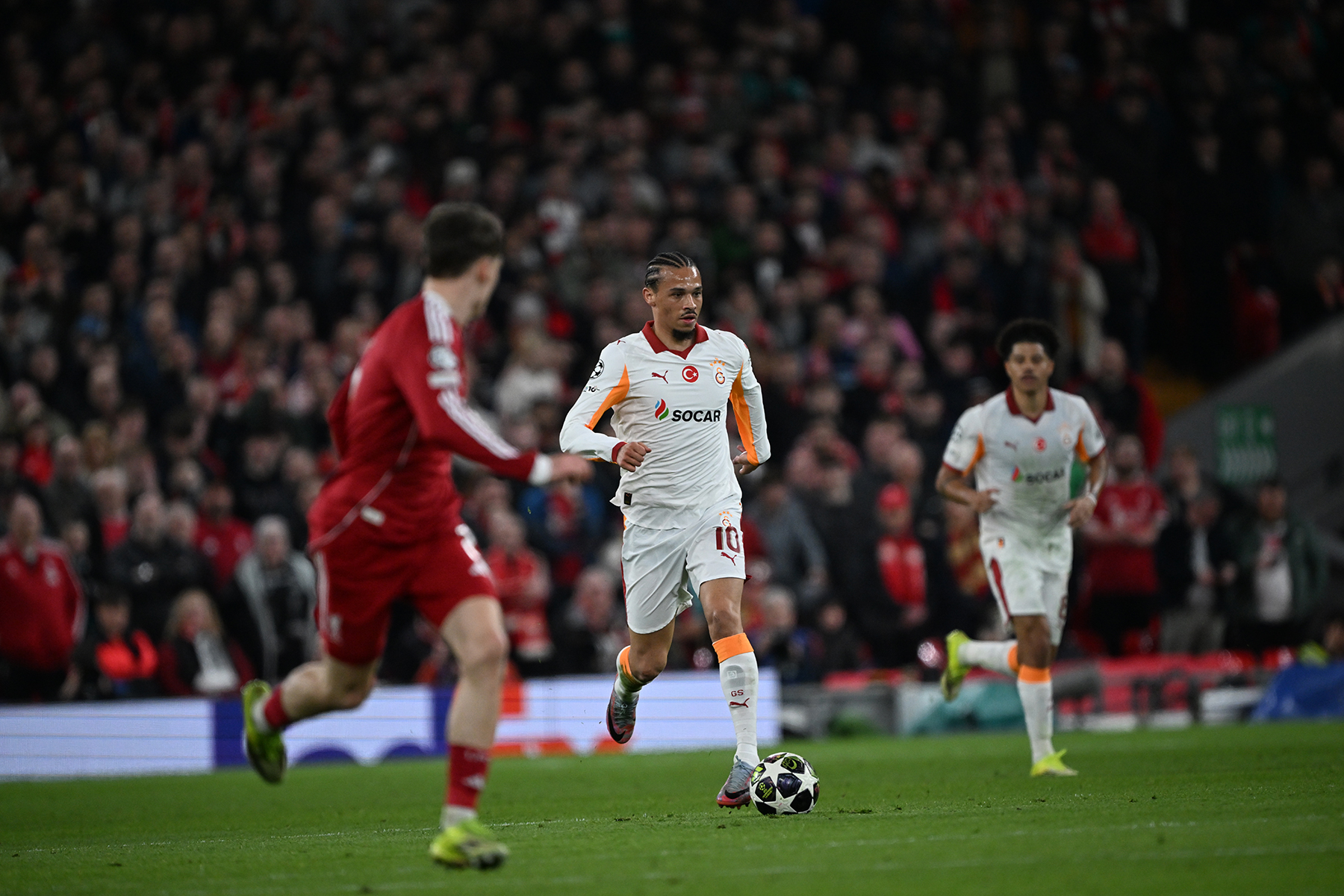 Kolay bıraktı | İstanbul’daki maçlarda olduğu gibi doğru anda doğru baskılara gidemeyen, top kendine geçtiğinde alan yaratıp kullanamayan Galatasaray tıpkı Juventus maçının normal süresinde yaşananlar gibi maçı kolayca bırakıverdi. Takım tıpkı bir akşam önceki Bodo Glimt kadar kötü olunca da tıpkı onları kalecisi Nikita Haikin gibi Uğurcan Çakır bu kaybın en gözde oyuncusu olarak göze battı! Artık başlangıç planı sorunu mu dersiniz, Davinson Sanchez’in yokluğu mu? Osimhen’in erken sakatlığı mı ya da ‘’taraftar etkisinden uzak kalma’’ mı, bilemem... Bence yaşananlara hepsi ve daha fazlası neden oldu. Yine de Galatasaray, harcadığı parayı dışarıda tutarak söylüyorum, ülkeye ciddi ilham verdi. Bundan sonrası artık hepimizin ortak sorunu... (Cem Dizdar - Fanatik)