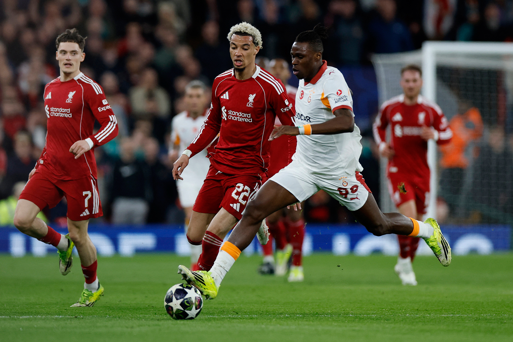 İkinci gol geri dönüş ihtimalini bitirdi! | Uğurcan'ı bir kenara ayırırsak, Galatasaray’ın ne bireysel ne de kolektif olarak iyi bir gecesi değildi. Özellikle ilk yarıda topu ayağında tutacak, oyunun ritmini düşürecek bir oyuncuya duyulan ihtiyaç fazlasıyla hissedildi. Gününde bile değil, yılında bir İlkay olsaydı belki oyunun kontrolünü bu kadar erken ve bu kadar belirgin biçimde kaybetmezdi. (Banu Yelkovan - Hürriyet)