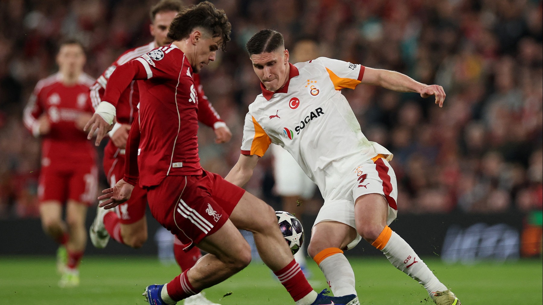 Galatasaray baskıyı kaldıramadı | Ne hayal ediyorduk, ne oldu! İstanbul’daki maçta devleşen Galatasaray dün gece sahada yoktu. Liverpool ilk dakikadan bitiş düdüğüne kadar öyle bir baskı yaptı ki, Galatasaray’a adeta nefes aldırmadı. Şöyle düşünün, Okan hoca maçtan önce, “Gol atmamız lazım diyordu” ama bırakın gol atmayı, neredeyse takımın bir tek gollük şutu yok. Bir de buna Osimhen’in ilk yarıda sakat sakat oynayıp takıma katkı verememesi ve ikinci yarı oyundan çıkmasını da eklersek hakikaten sarı-kırmızı takım için çok zor bir geceydi. Ayakta duran tek futbolcu vardı, o da kalesinde devleşen Uğurcan’dı. Penaltı kurtardı, dört tane de yüzde 100 gol diyebileceğimiz topu uzadı, çıkardı. (Osman Şenher - Milliyet)