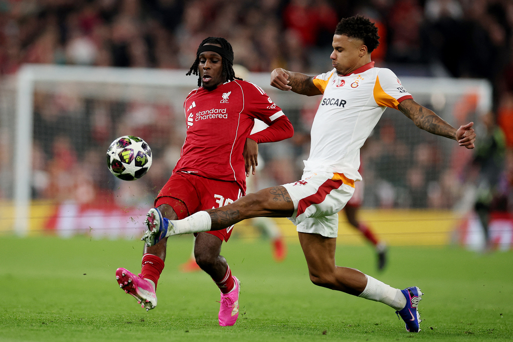 Elbette elenebilirsin ama böyle değil! | Peki bu Liverpool analizini, Osimhen-Lang’ın şanssız sakatlıklarını ve Anfield’ın atmosferini de dikkate alarak, Okan Buruk dün sonucu değiştirebilir miydi? Neleri farklı yapabilirdi Galatasaray’ın hocası? Juventus rövanşında da benzer bir durum vardı. Dün topu tamamen rakibe bırakmak ve sadece 1 golü savunmayı düşünmek gerçekçi bir strateji değildi. Özellikle dün ilk devre mucizevi bir şekilde 1-0 bittikten sonra ikinci yarıya Galatasaray’ın coşkuyla, sertlikle ve önde presle başlayacağını düşünmüştüm. Yanılmışım. Aynı tutucu tavır devam edince 15 dakikada turun fişi çekildi. Bence Boey-Sallai başlangıcı da bu doz aşırı tutucu tavrın simgesiydi. Lang ilk maçta müthiş oynamıştı. İlk maçta Liverpool’un sağını felç etmiş bir oyuncuyu rövanşta başlatmamak bence haksızlıktı. (Uğur Meleke - Hürriyet)