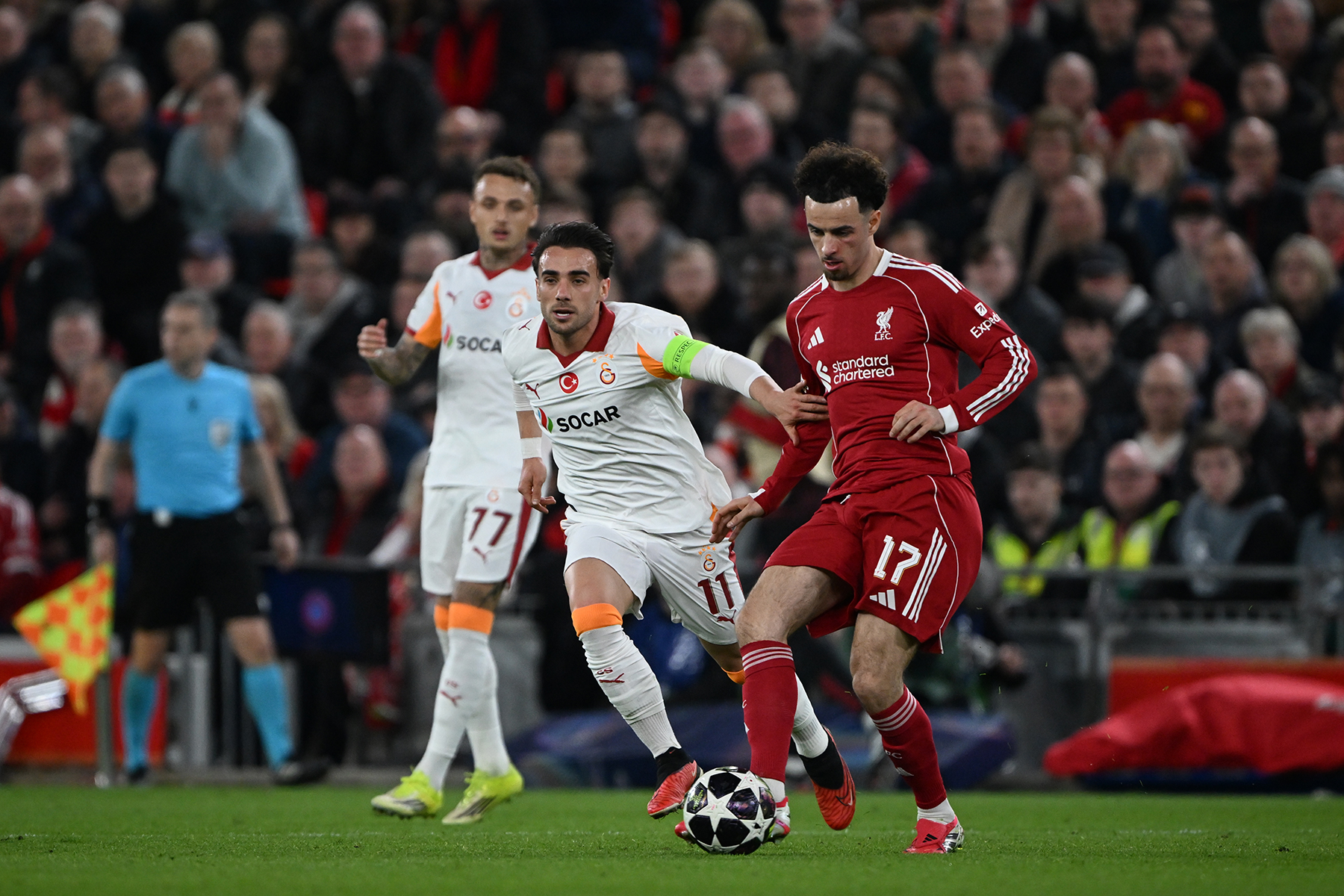 Bu maçta alkışlar Uğurcan Çakır’a! | Galatasaray'da Osimhen'in sakatlandıktan sonra oyuna devam etmesi büyük hataydı çünkü hiç katkısı olmadı. Osimhen'in sakatlandığı pozisyonda İngiliz rejisi tekrar bile vermedi. Penaltı kurtaran Uğurcan Çakır, Galatasaray adına gecenin en iyi oyuncusu olmasına rağmen ikinci yarı Liverpool'un gollerine yapabileceği hiçbir şey yoktu. (Levent Tüzemen - Sabah)