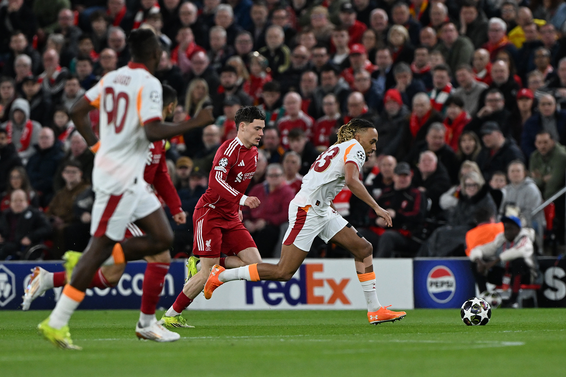 Hepsinin emeklerine sağlık | Hakem Marciniak'ın sakatlanıp maçı yönetememesi, Osimhen'in sakatlığı derken; doğrusu bu oyun ve tabela sonrası ne Buruk ne de oyuncular eleştirilir. Bir de sonda Lang'ın sakatlığı, kâbus gibi bir geceydi. Bu sezon Okan Buruk ve Galatasaray adına, başarılı bir Şampiyonlar Ligi macerası oldu. Atletico Madrid maçı performansı, Juventus galibiyeti ve Premier Lig'in son şampiyonunu iki kez mağlup etmek… Hepsinin emeklerine sağlık! (Bülent Timurlenk - Sabah)