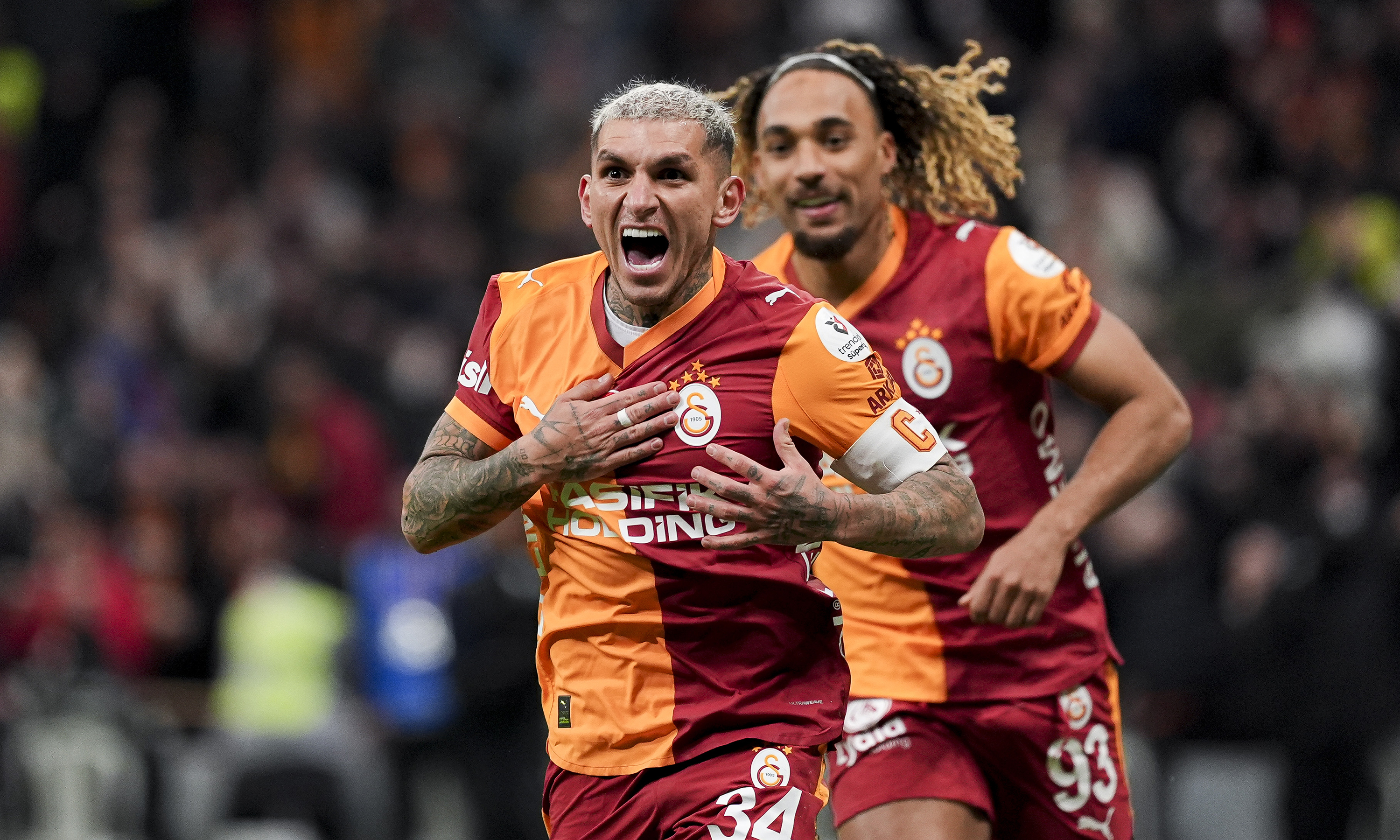 Küçük dev adam ile sözleşme uzatılmalı | Levent Tüzemen Her fırsatta Galatasaray'a olan sevgisini gösteren ve taraftarın gönlünde taht kuran Torreira ile ilgili başkan Dursun Özbek, seçim sonrası bir hamle yapmalı. Uruguaylı 'küçük dev adam' ile sözleşme uzatmalı. Galatasaray'ın küçük dev adamı, Alanya önünde sahne aldı. Sacha Boey'e golü attırdı. Kendisi de rakipten çaldığı topu birleşik harekete dönüştürüp tek vuruşla gole çevirdi. Maç boyu çok çalışmasına ve iyi mücadele etmesine rağmen istediği topları alamayan Osimhen'in devre bitmeden kaleye attığı şut, pas vermeyen arkadaşlarına tepkiydi. Oysa sakin bir Osimhen kaleye şut atmaz, boştaki Torreira'ya pas verir, bir gole asist yapardı. O Osimhen, maç boyu çalışkanlığından ve koşularından asla taviz vermedi, sonunda takipçiliğiyle kazandığı pozisyonda gol yaptı. (SABAH)