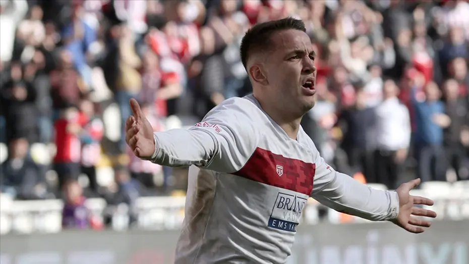 Rey Manaj yeniden Türkiye'de: 3.5 yıllık imza - 2