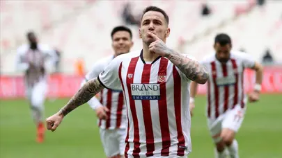 Rey Manaj yeniden Türkiye'de: 3.5 yıllık imza