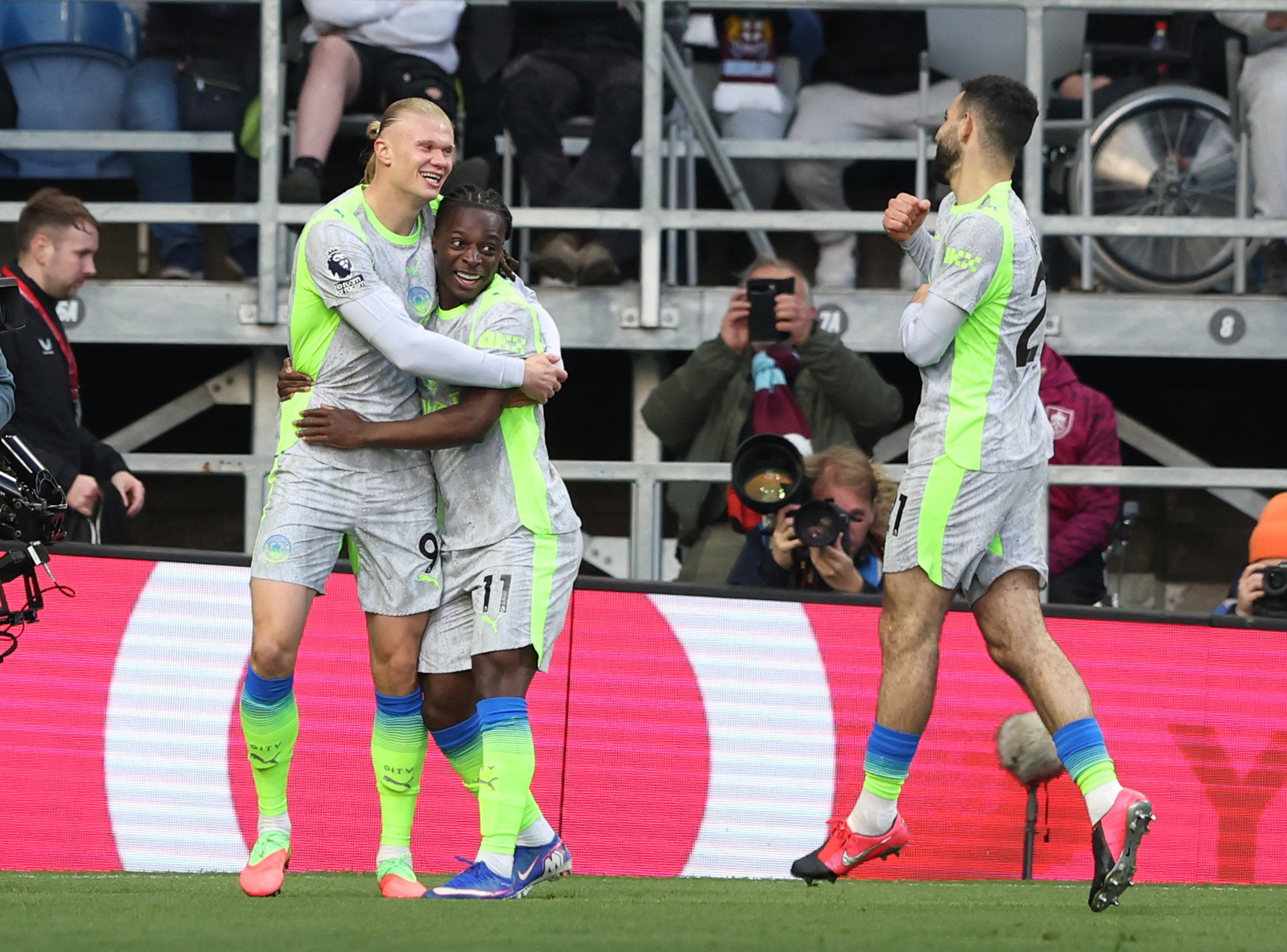 Premier Lig'de Manchester City zirveye, Burnley kümeye
