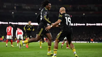 Premier Lig'de zirve yarışı kızıştı: Manchester United deplasmanda lider Arsenal'ı devirdi