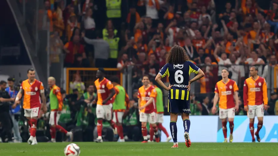 Samandıra'da olay! Fenerbahçeli taraftarlar, takım otobüsüne yabancı madde yağdırdı - 2