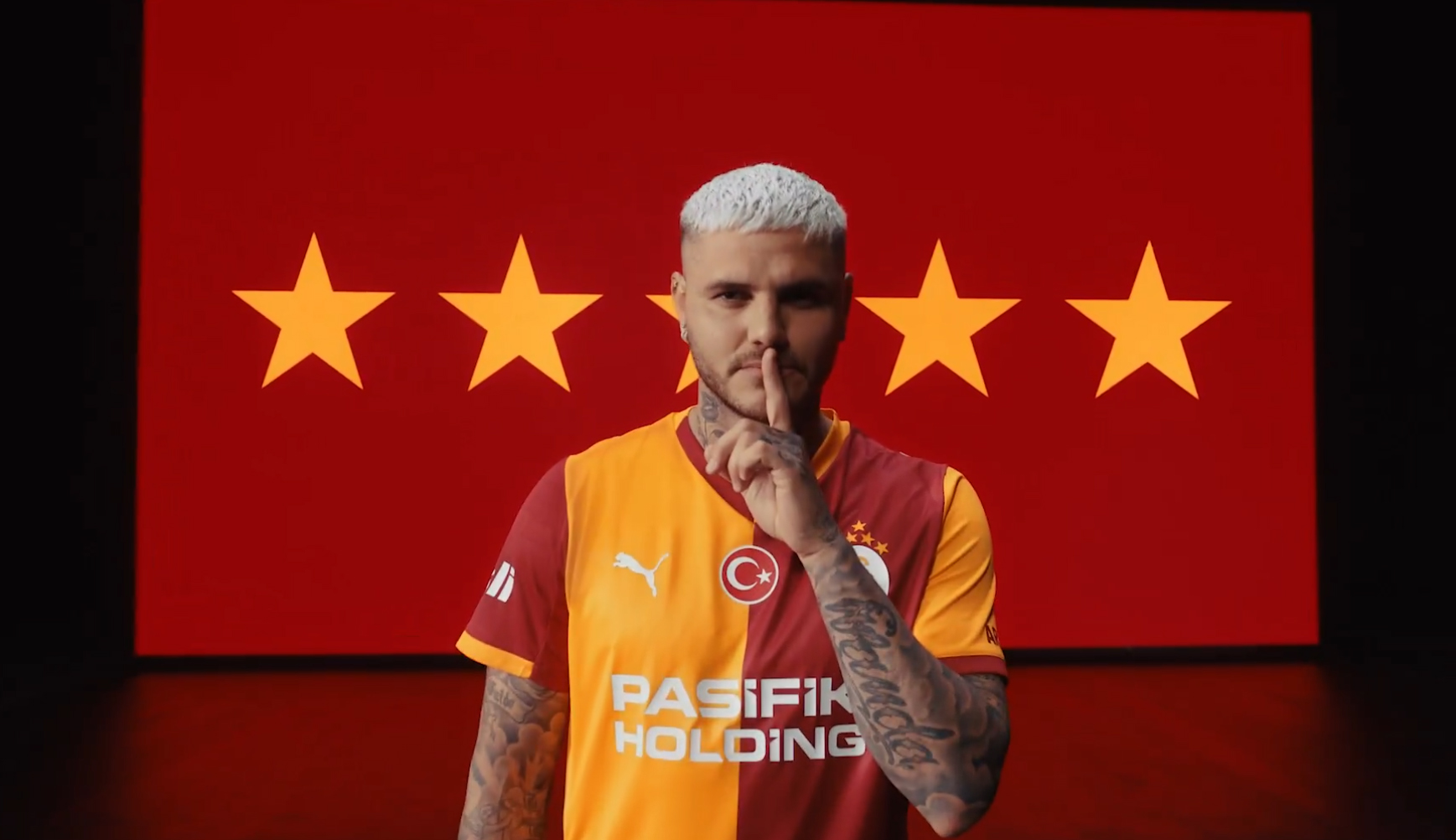 Galatasaray'ın 5 yıldızlı yeni sezon formaları tanıtıldı