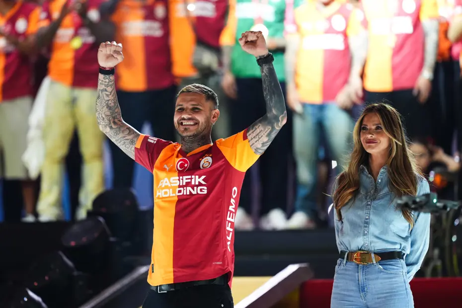 Şampiyon Galatasaray kupasına kavuştu: Dakika dakika şampiyonluk kutlaması - 45 Şampiyon Galatasaray kupasına kavuştu: Dakika dakika şampiyonluk kutlaması - 45