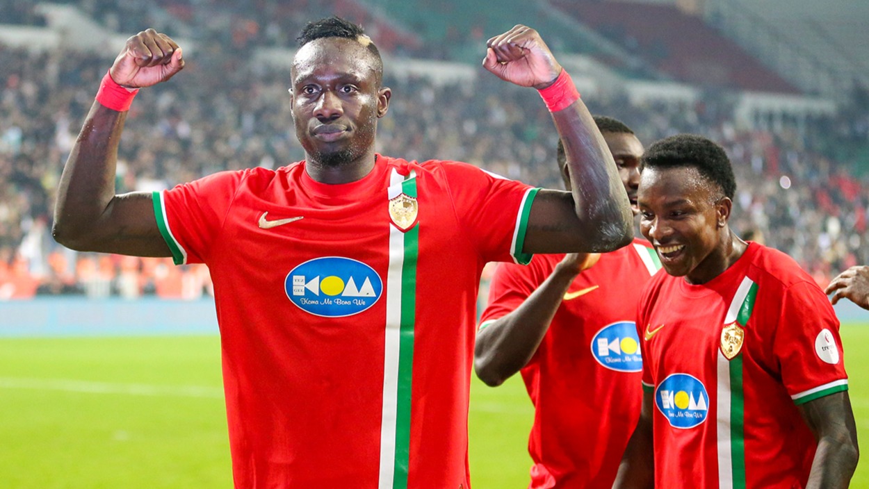 Amed'de oyundan alınan Diagne sinir krizi geçirdi! Sinan Kaloğlu'na şok hareket, bir anda etrafını sardılar