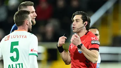 Trio ekibi birbirine girdi! Fenerbahçe maçında penaltı ve kırmızı kart Trio ekibi birbirine girdi! Fenerbahçe maçında penaltı ve kırmızı kart