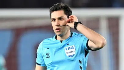 VAR'sız milli maçta Türk hakem Mehmet Türkmen'in hareketi olay oldu