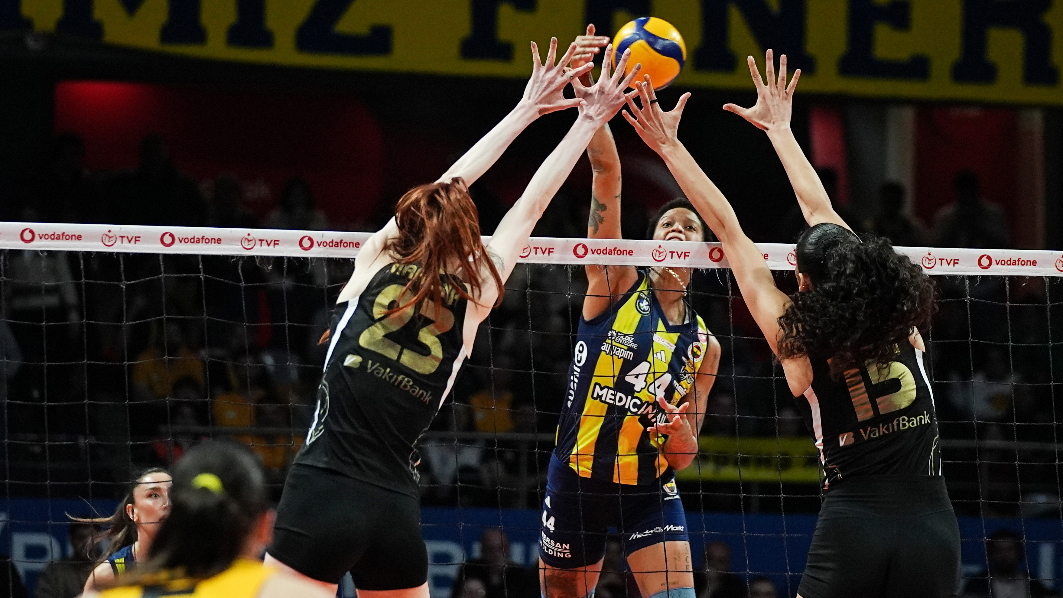 Fenerbahçe Medicana, seriyi son maça taşıdı