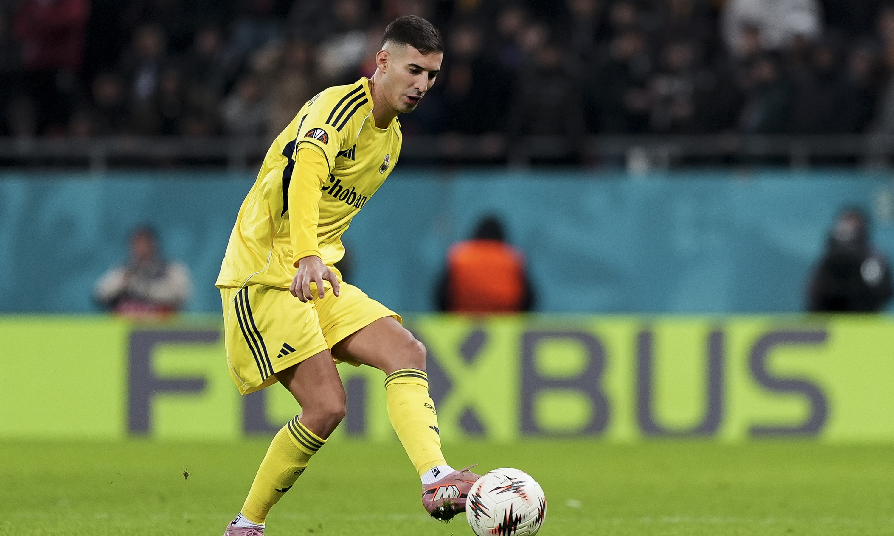 Samsunspor'u 3-2 mağlup eden Fenerbahçe'de Mert Müldür, performansıyla Kadıköy'de stadı dolduran taraftarların hedefi olmuştu. Milli futbolcu karşılaşmanın ardından yaptığı açıklamada nişanlısının da tribünde küfürlere maruz kaldığını belirterek isyan etmişti.