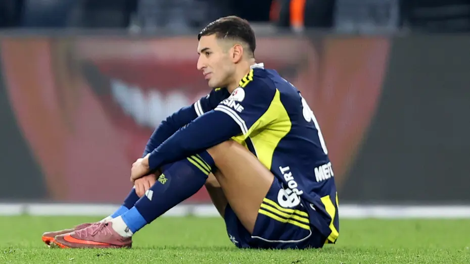 Ve Fenerbahçe geceden bu yana beklenen Mert Müldür paylaşımını yaptı