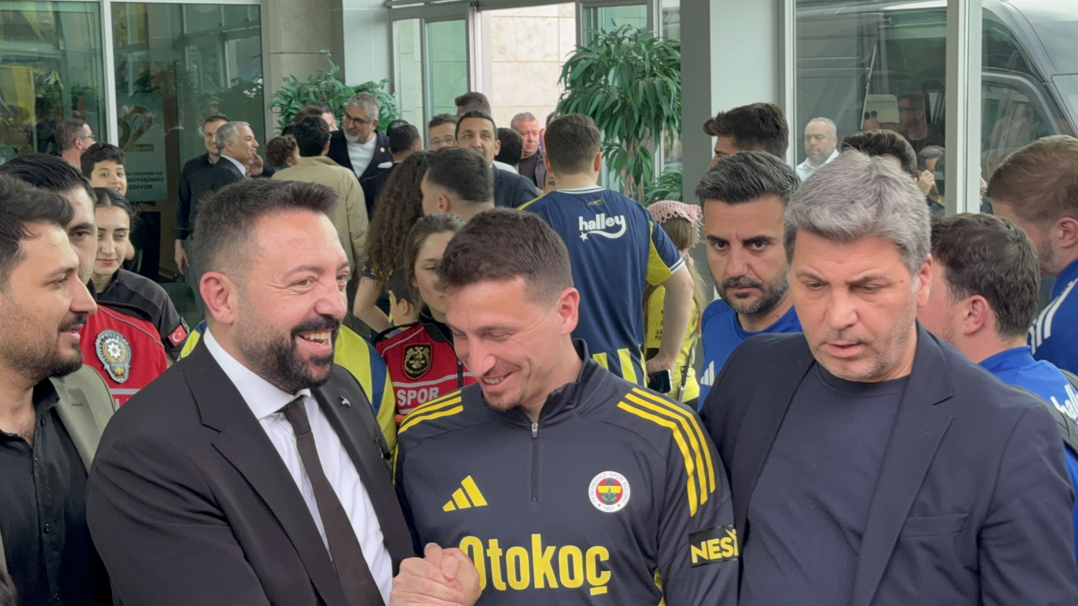 Fenerbahçe kafilesi, Konya'ya geldi: Mert Hakan Yandaş, takımı yalnız bırakmadı