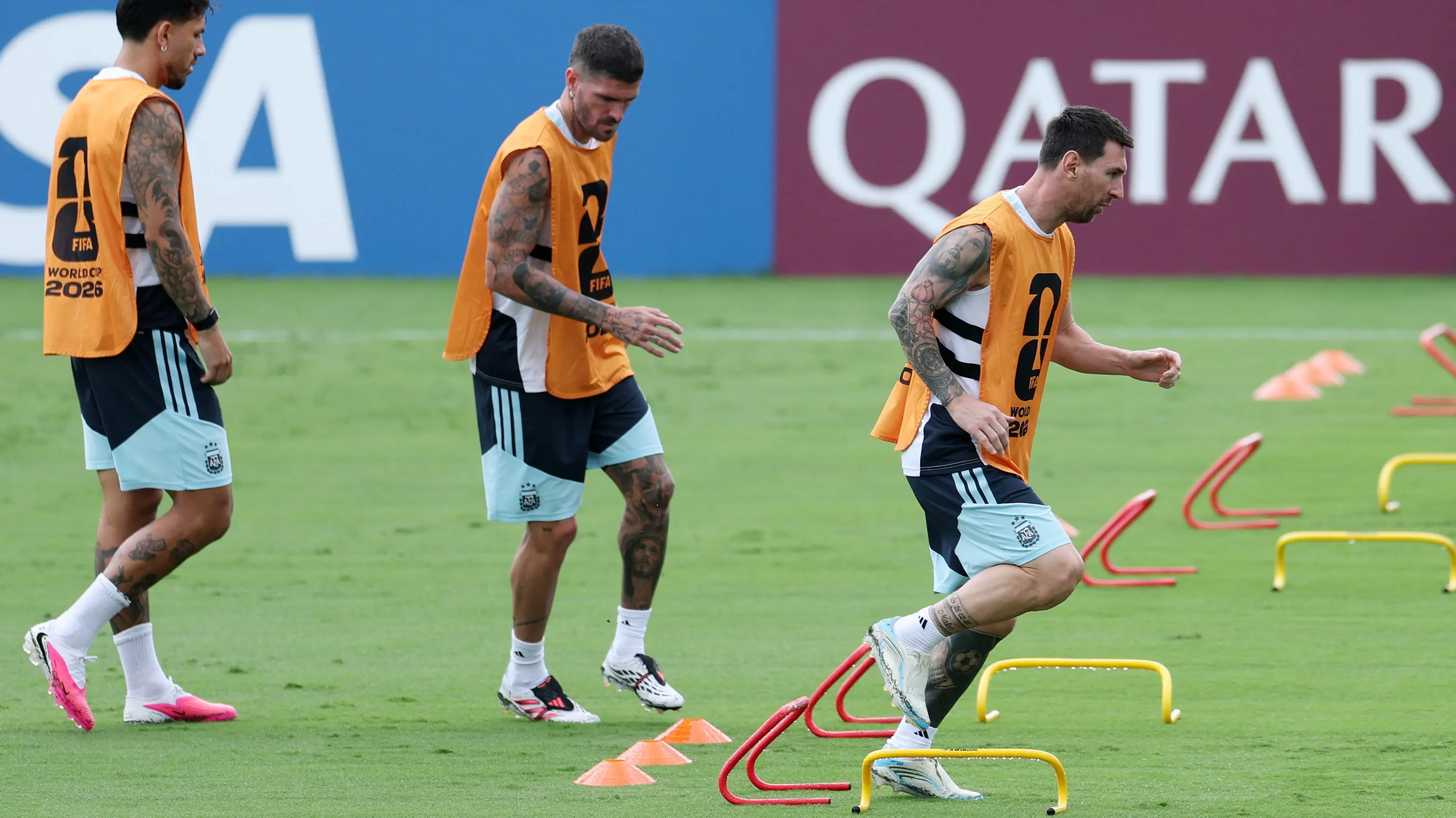 Arjantin antrenmanında De Paul, Messi'nin yanından ayrılmadı