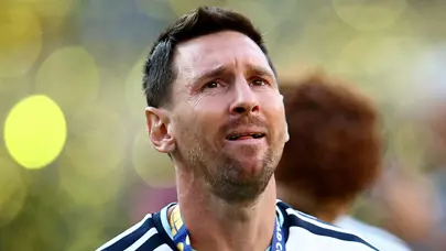 Tribünlere dönen Messi hüngür hüngür ağladı! O anlar tüm dünyada milyonlarca kez izlendi Tribünlere dönen Messi hüngür hüngür ağladı! O anlar tüm dünyada milyonlarca kez izlendi