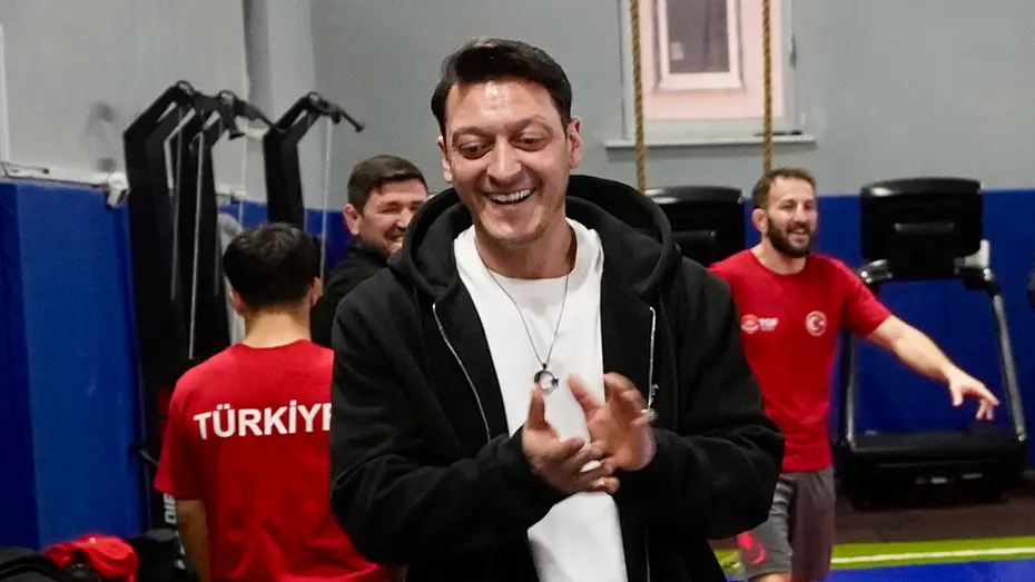 Mesut Özil'den Galatasaray-Liverpool eşleşmesi ve ligdeki şampiyonluk yarışı için flaş ifade - 2