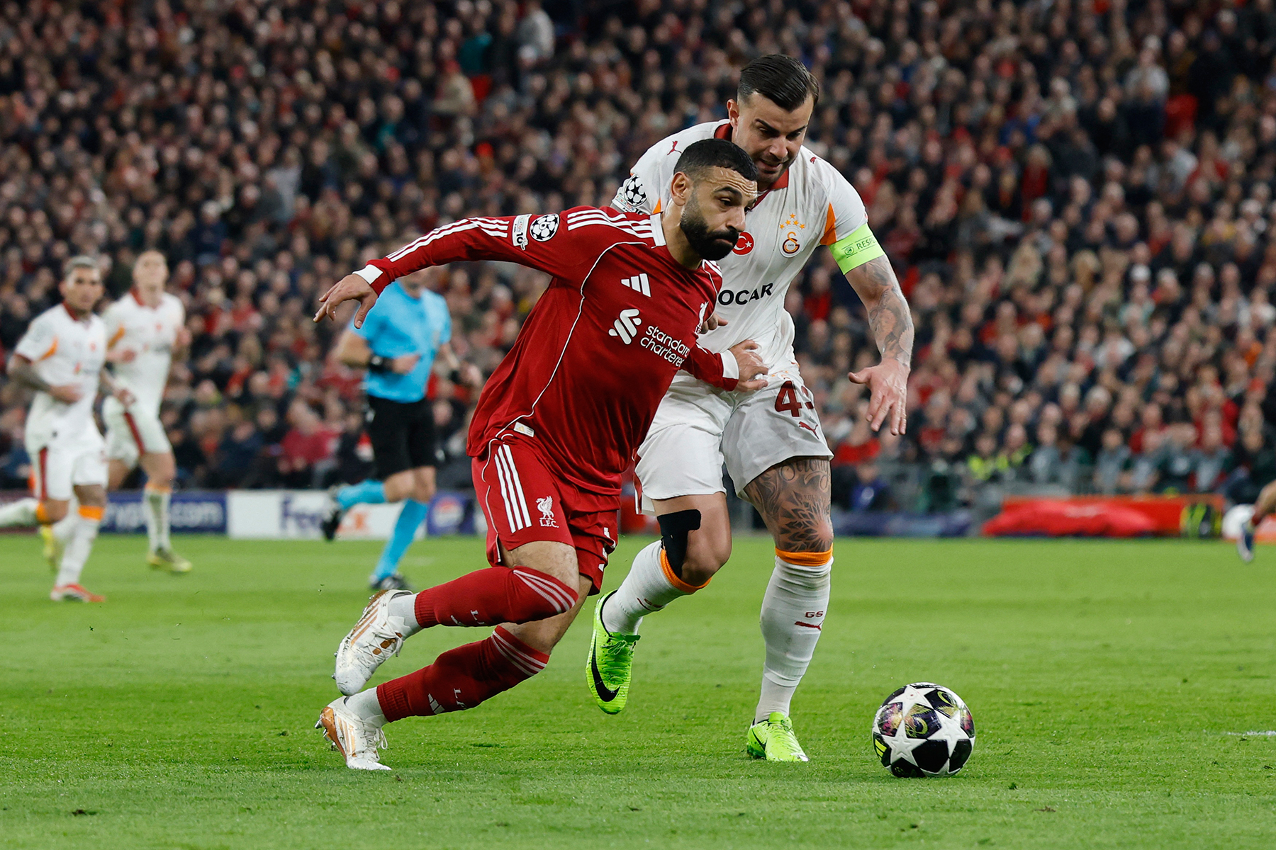 Times gazetesi maçın ardından Salah'ın ön plana çıkarırken, “Salah'ın parladığı maçta Liverpool, Anfield'daki olaylara büyüleyici bir yanıt verdi. Yuhalamaların ardından kutlama geldi. Sezonlarını raydan çıkarmakla tehdit eden birçok zaaflarını Tottenham'a karşı gösterdikten sadece üç gün sonra Liverpool, Galatasaray karşısında nadiren görülen bir enerji, özgüven ve gösterişle oynadı. Böylece ev sahibi takım ve taraftarları arasındaki sinerji yeniden sağlandı. Bu sinerjinin devam etmesini sağlamak Arne Slot ve oyuncularının sorumluluğunda.”